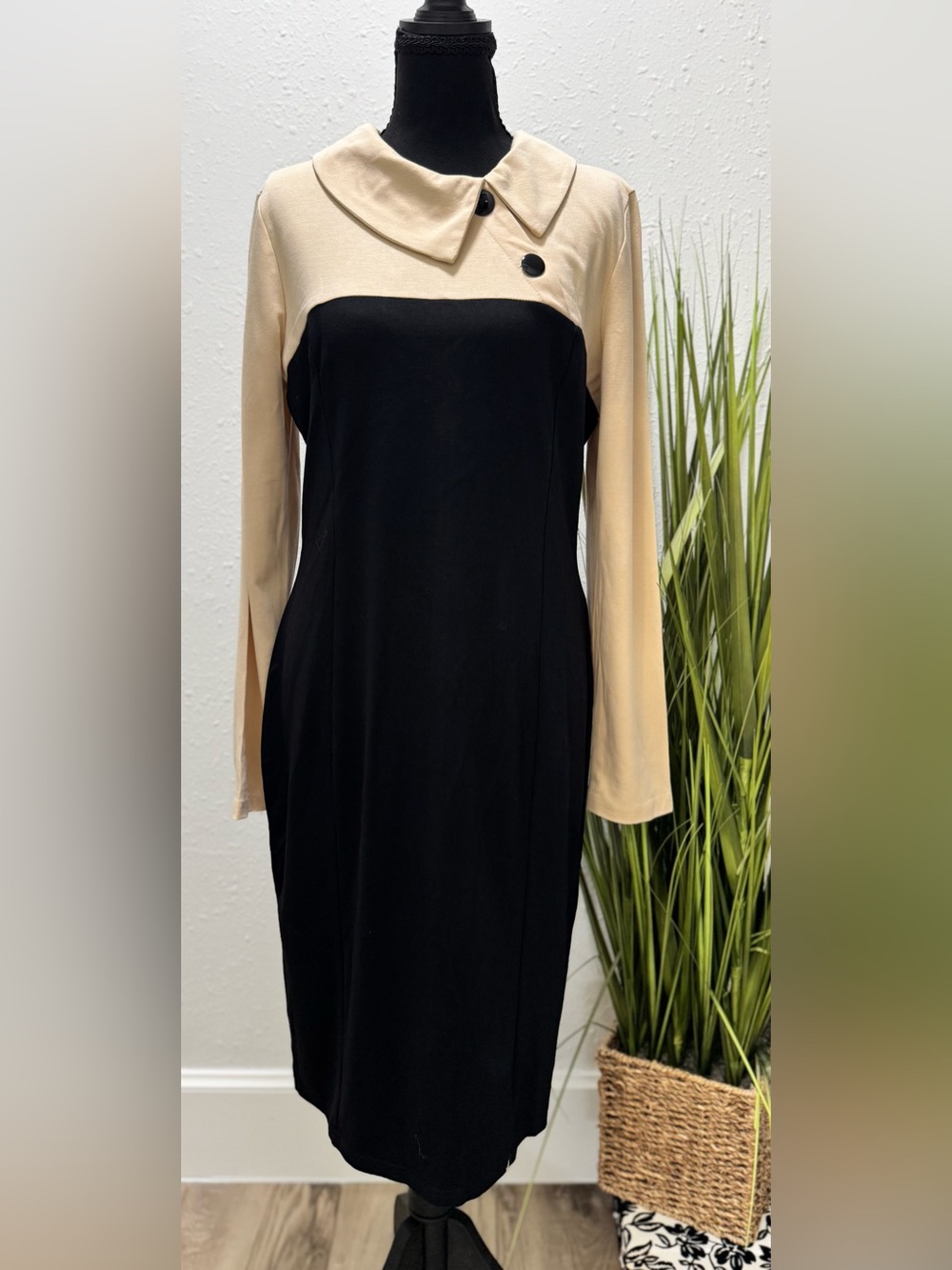 NWT Two-Tone Black and Cream Long-Sleeve Shift Dress Size 10/XL